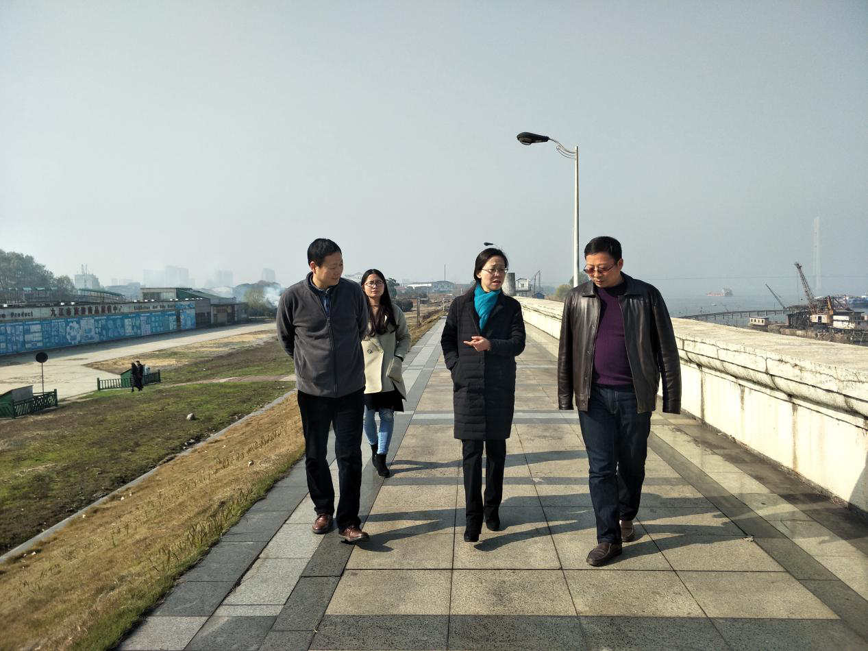 陪同李军副市长调查抗洪广场