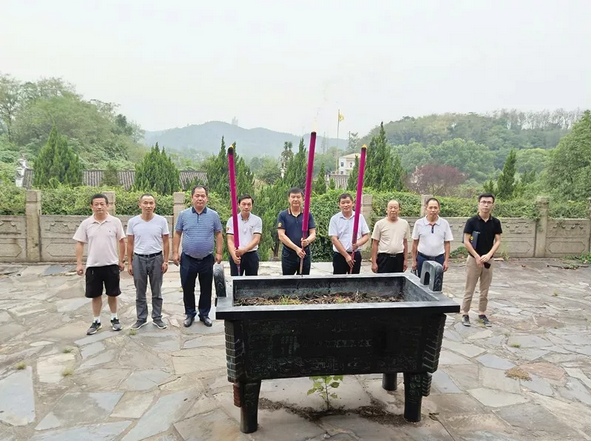 中秋季节 岳朝军会长一行前往遵义岳母祠与岳飞夫人坟场祭拜