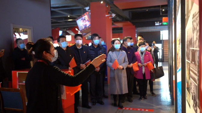 市直机关工委党总支进行&ldquo;回首鲜丽汗青、传承红色基因、旁观红色经典影片&rdquo;主题党日活动