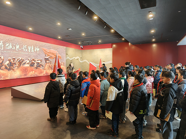 弘扬伟大抗洪心灵 罗致奋进力量丨经开区双语教育集团沿浔学堂到遵义九八抗洪展陈馆发展"开学第一课"红色教育活动